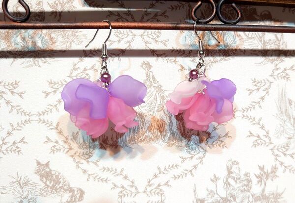 華やかピンクのお花ピアス●花びらの重なりがかわいいフラワーモチーフのアクセサリー●イヤリングやチャームに変更可 #1080