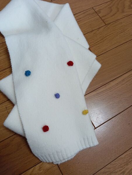 カラフルボンボン付きホワイトマフラー