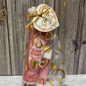【チェリーの香り】ハンドクリーム & リップクリームセット ワンコイン以内でプチギフトにもおすすめ 3品購入は1060円!