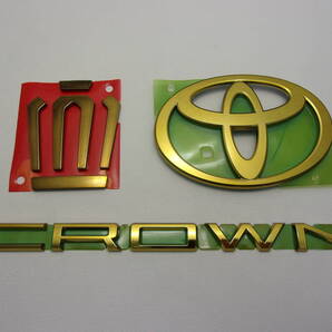 7トレジャー【トヨタ 35系クラウン クロスオーバー TZSH35 AZSH35 TOYOTA 35系 CROWN CLOSSOVER】プレミアム ゴールド エンブレム F&R 3点
