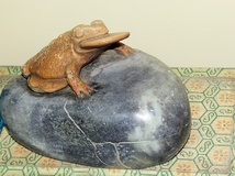 【観賞用彫刻石】・『石の上のカエル彫刻』・箱付_画像7