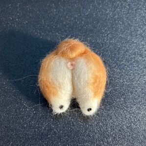 羊毛フェルト コーギーのおしりブローチ コサージュ