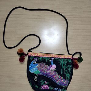 孔雀刺繍 ショルダーバッグ ポシェット 斜めがけ 鞄 可愛い ナード ナチュラル サブカル