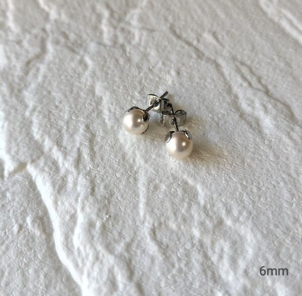 no.894クリームホワイト貝パール6mm一粒スタッドピアス ハンドメイド アレルギー対応ステンレス