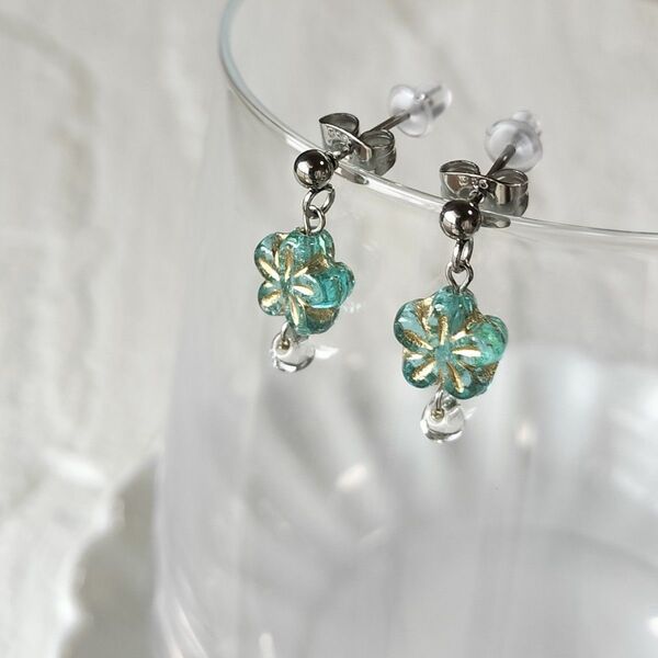 No.956ブルー花チェコガラス&プチ透明雫スタッドピアス サージカルステンレス ハンドメイド アレルギー対応