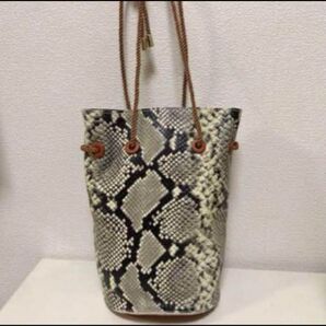 未使用 パイソンデザイン牛革ショルダーバッグ