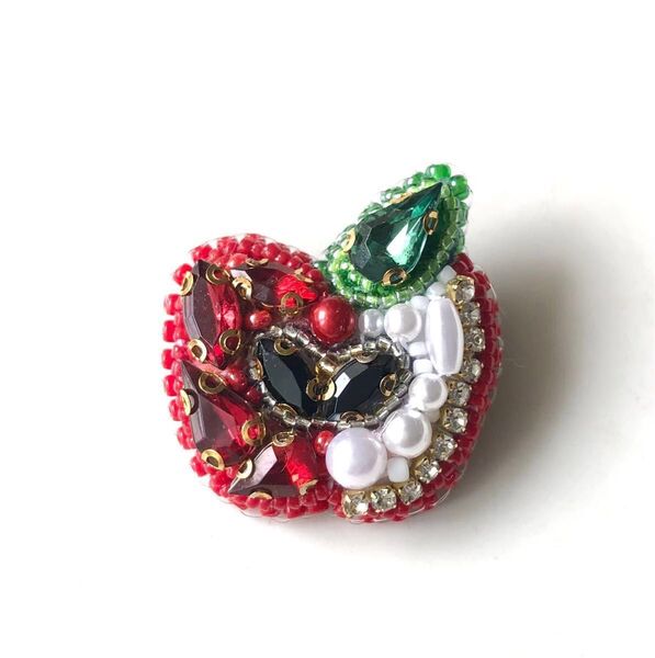 りんご ブローチ ビーズ刺繍 キラキラ アップル フルーツ 果物モチーフ ギフト
