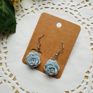 薔薇のピアス又はイヤリング ブルーぼかし(くすみ) つまみ細工 ハンドメイド