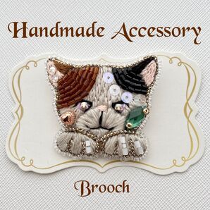 ハンドメイドブローチ ビーズ刺繍の猫ブローチ*三毛猫