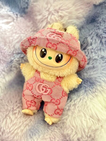 Labubu タイの有名なキャレクター ぬいぐるみ 服と帽子含む