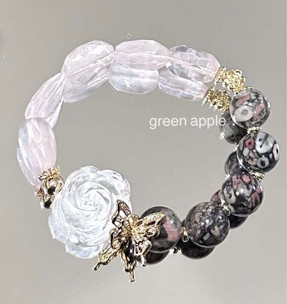 《万能の石》 薔薇(水晶)と蝶パーツ、ローズクォーツ・ウミユリのブレスレット 内径約15㎝