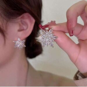 【新品】 シルバー クリアストーン 雪の華 ピアス おしゃれ かわいい レディース アクセサリー パーティー 結婚式 発表会