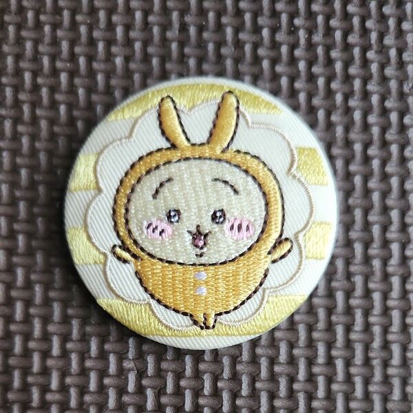 新品未使用ちいかわ うさぎ缶バッジ 女の子 オマケ付き