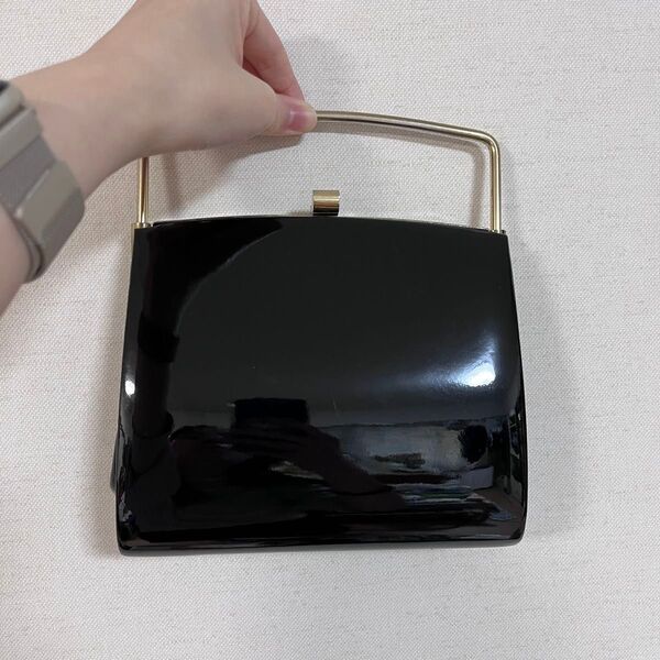 黒エナメルのがま口ハンドバッグ フォーマル