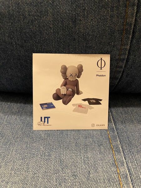 UT × KAWS コラボステッカー