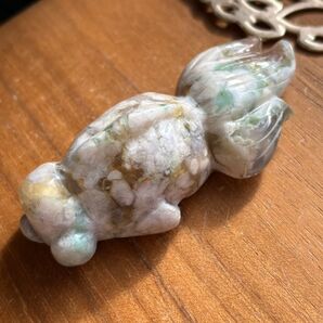 ②高品質 天然石 桜瑪瑙 金魚の置物75g
