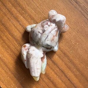 ①高品質 天然石 桜瑪瑙 金魚の置物62g