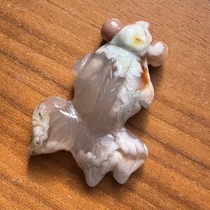 ③高品質 天然石 桜瑪瑙 金魚の置物40g