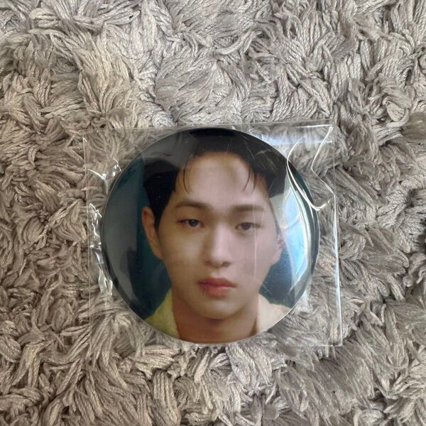 SHINee シャイニー オニュ ONEW 缶バッジ 公式