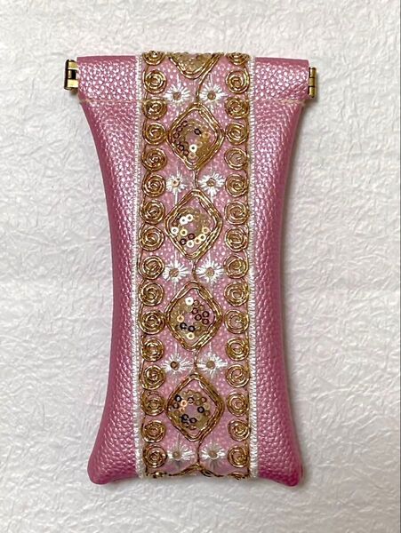 メタリックピンク色 刺繍リボン付き バネ口 メガネ入れ 小物入れポーチ