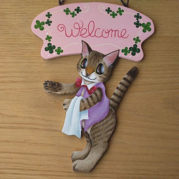 猫の絵の壁掛け飾り・どうぞコチラへNo5 ウェルカムボード ハンドメイド 猫雑貨 インテリア雑貨 壁飾り キジトラ猫
