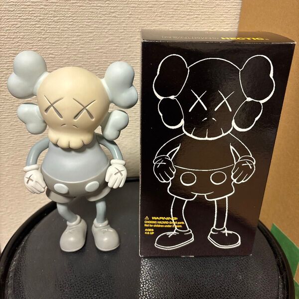 KAWS フィギュア 箱付き KAWS COMPANION HECTIC×BOUNTY HUNTER カラー LIGHT