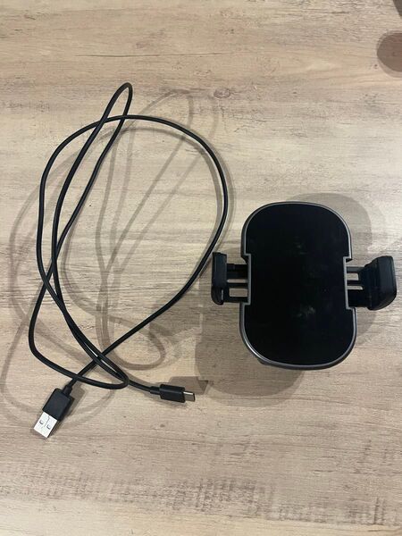 車用ワイヤレス充電器 エアコン取付