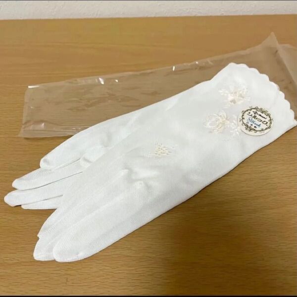 新品未使用 トアミ シルック 日本製 ポリエステル100% 手袋 グローブ ホワイト 白 お花 蝶 刺繍 ウエディングにも!白手袋