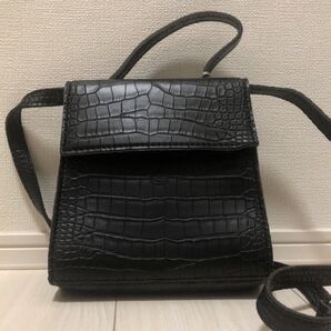 ブラックスクエアバッグ