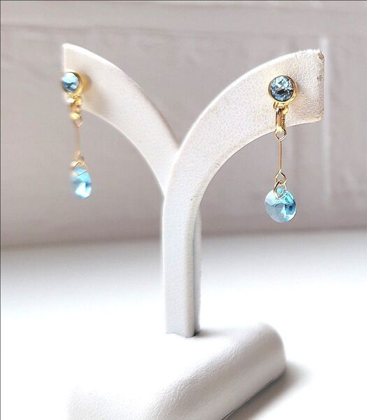 51.ハンドメイドピアス クリスタル アクアマリン ライトブルー 小さめ