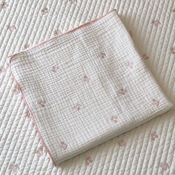 さくらんぼピンク刺繍3重ガーゼブランケット 70×90cm