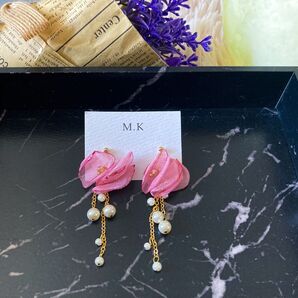 ピンクの花びらとパールのロングピアス