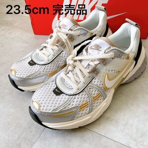 新品未使用 NIKE V2K RUN スニーカー 23.5cm 完売品 レア色