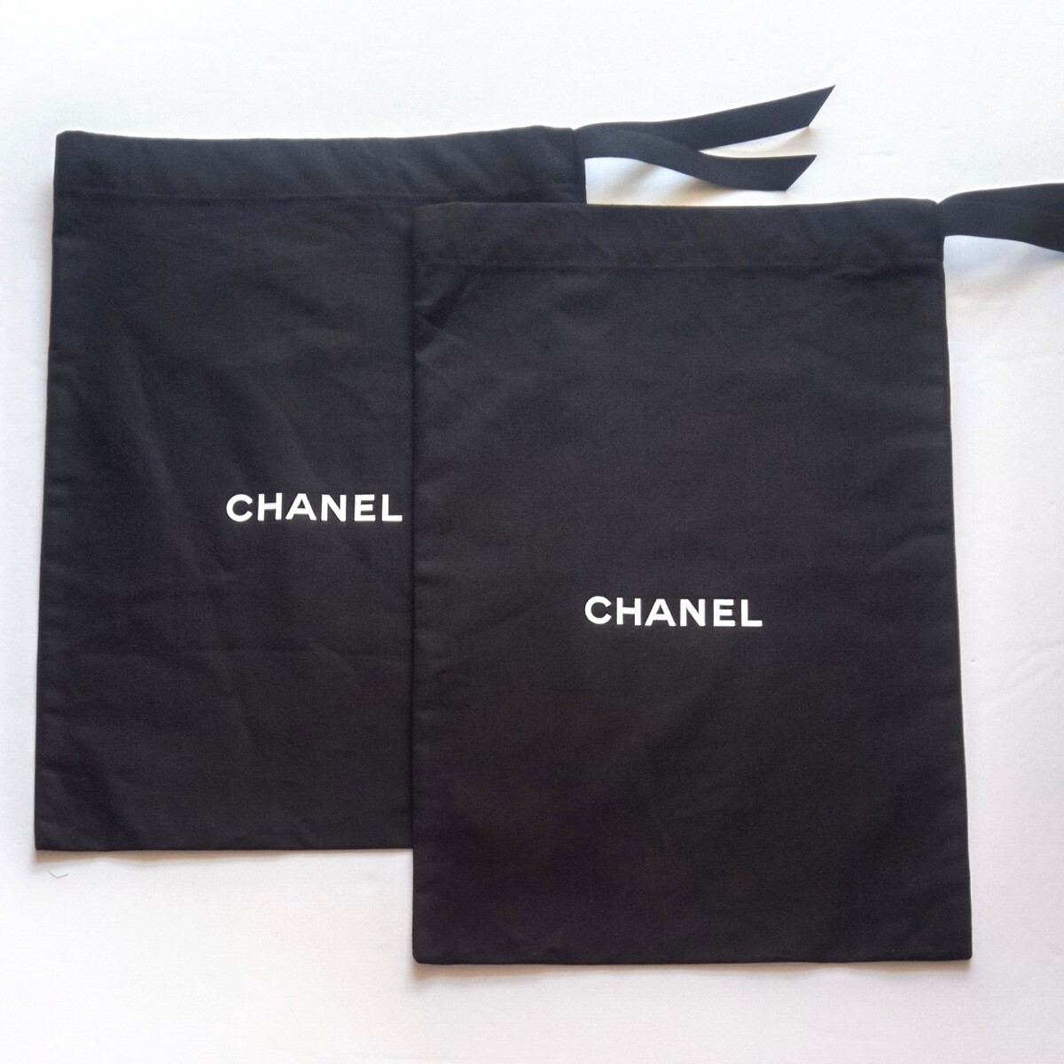 シャネル CHANEL ロゴ入り ホワイト×ブラック クッションカバー