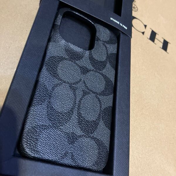 送料込●新品● COACH ダーク系A iPhone15PRO iPhoneケース 型押しレザー シグネチャー スマホケース コーチ コーテッドキャンバス