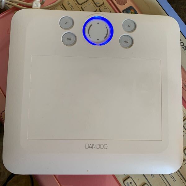 ワコムの小型手書きタブレット「Bamboo Fun CTE-450」です。
