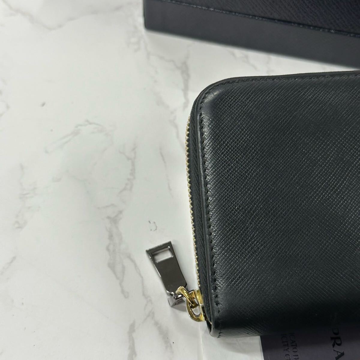 プラダ PRADA 財布 長財布 サフィアーノ ラウンドファスナー メンズ プラダ PRADA 財布 長財布 サフィアーノ ラウンドファスナー メンズ