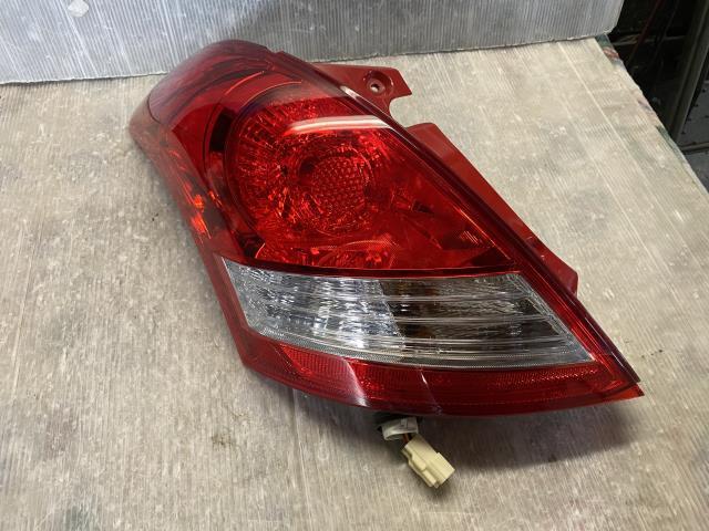 2013年式 スイフト CBA-ZC32S 左テールランプ AL81.02