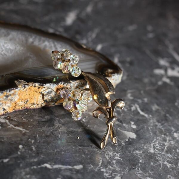 USA VINTAGE CLEAR BEADS LEAF DESIGN METAL BROOCH/アメリカ古着クリアビーズ葉っぱデザインメタルブローチ