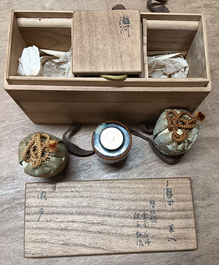 古瀬戸茶入 替仕覆2 金襴 大名箱 表千家 堀内流 長生庵 庵主 書附 古筆了信極 古瀬戸茶入 替仕覆2 金襴 大名箱 表千家 堀内流 長生庵