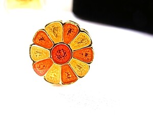 ビンテージ/ヴィンテージ COLLECTION コレクション 思い出の品 オレンジトーンとイエローゴールドトーンの花?何かの章?ピンバッジ◇