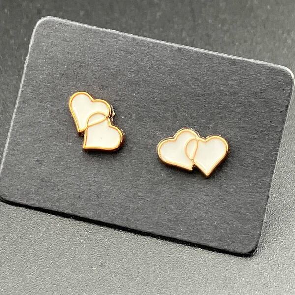 【新品】格安!即日発送◆収納ケース付◆樹脂ピアス キャッチ付 金属アレルギー対応 ワンポイント スタッドピアスト◆ハート ダブル no947