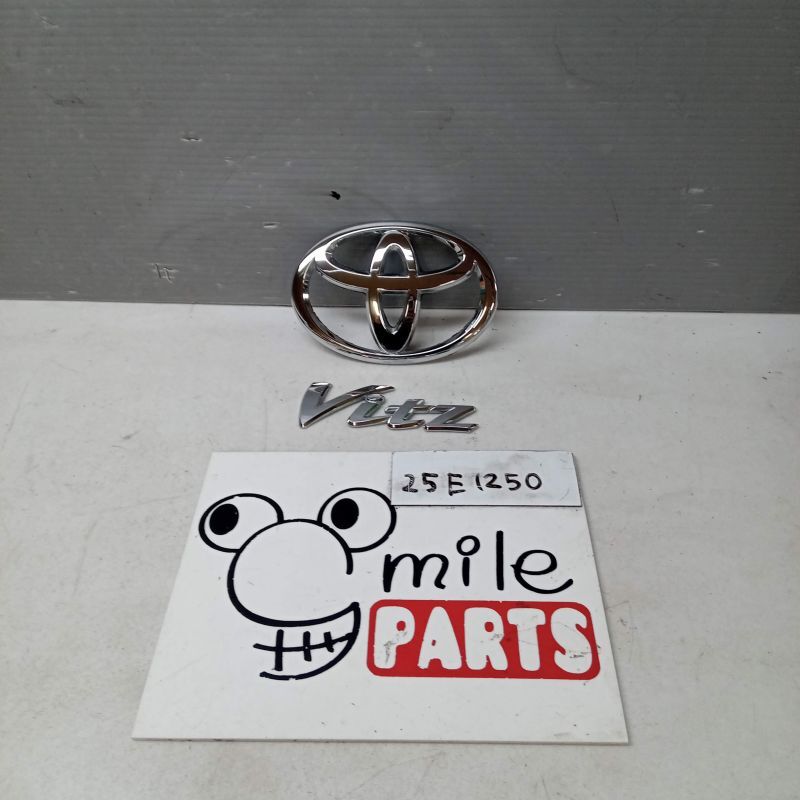 ＮＣＰ９５／ＮＣＰ９０　ヴィッツ　純正　ゲートエンブレムセット　２Ｚ５－５－１/