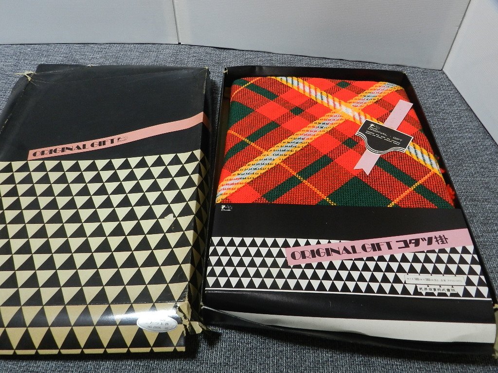 昭和レトロ 赤と茶色のチェック柄のフリンジ付きこたつ上掛け、180×180cm 昭和レトロ 赤と茶色のチェック柄のフリンジ付きこたつ上掛け、180×