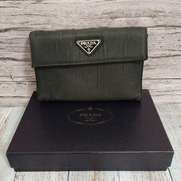 PRADA 三つ折り財布 三角プレート ナイロン 小銭入れあり ブラック 財布 ウォレット プラダ 送料無料 箱付き メンズ レディース