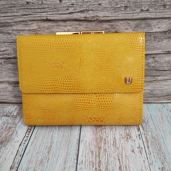 ☆美品☆U by ungaro 三つ折り 財布 がま口 小銭入れあり イエロー レザー 牛革 ウンガロ ウォレット レディース 送料無料