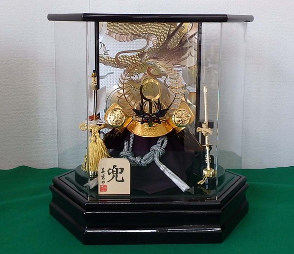 【現品特価)5月の節句 六角形 兜ケース飾り 徳川家康公仕様 特価品 龍背景 アクリルケース 人形のまち岩槻のメーカー製