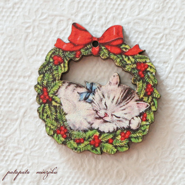 子猫 と リース フランス 製 木製ボタン アトリエ ボヌール ドゥ ジュール 小物 雑貨 ねこ ネコ クリスマス パタミン ボタン ハンドメイド