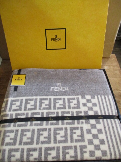 Yahoo!オークション -「fendi 毛布」の落札相場・落札価格 Yahoo!オークション -「fendi 毛布」の落札相場・落札価格
