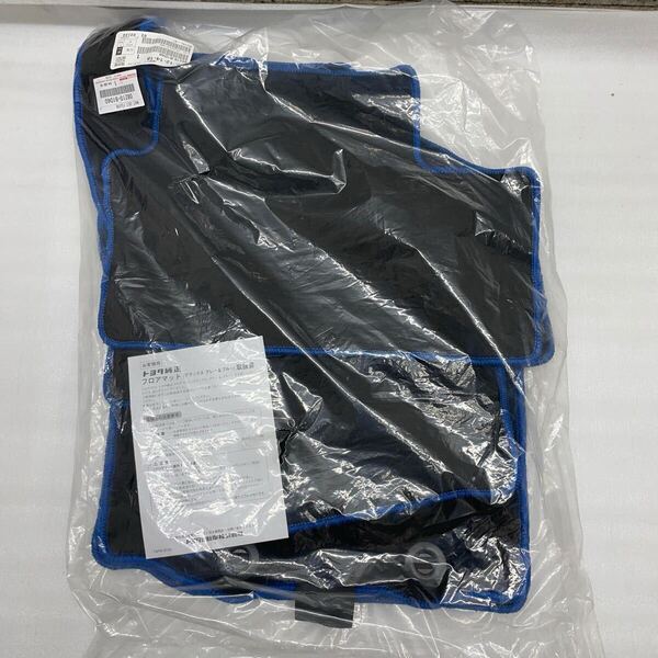 新品未使用☆200系 RAIZEライズ☆トヨタ純正オプション☆08210-B1D60☆デラックス グレー×ブルー☆フロアマット☆一台分SET